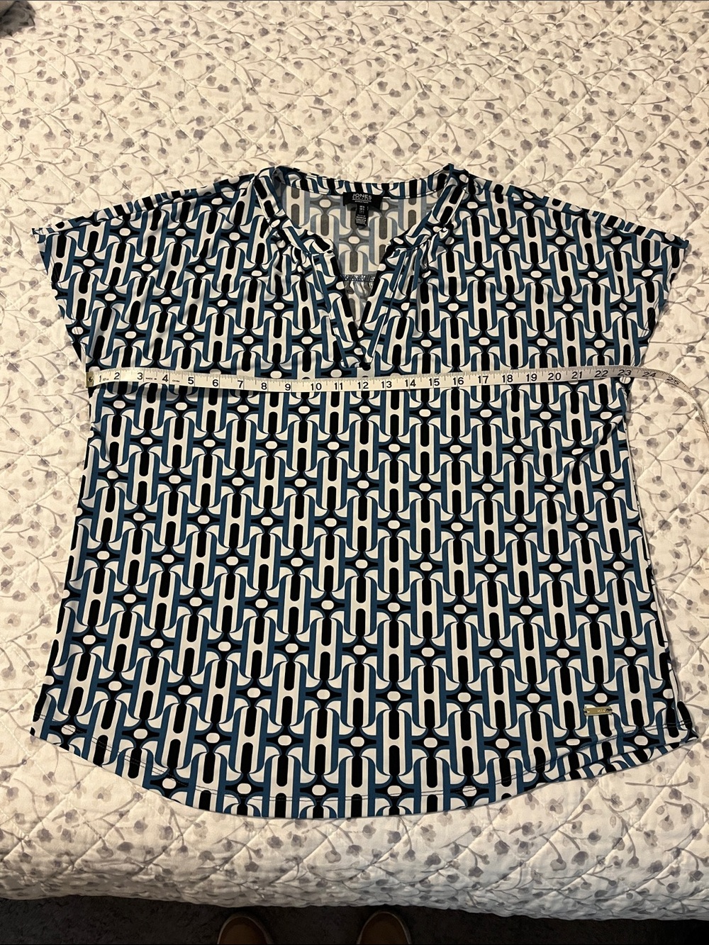 Jones New York Navy and White Geometric V-Neck Blouse